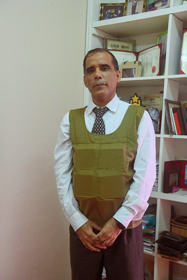 Theo đó, một cuộc thử nghiệm đã được thực hiện với việc sử dụng súng bắn đạn 7.62mm vào áo từ khoảng cách gần, chỉ 15m cùng sơ tốc đầu đạn vào khoảng 838m/s. Cuộc thử nghiệm được thực hiện tại Viện Nghiên cứu Khoa học và Công nghệ Quốc phòng (STRIDE), bang Selangor của Malaysia. Ảnh: Tiến sĩ với chiếc áo giáp chống đạn độc đáo mà ông và nhóm của ông đã chế tạo.