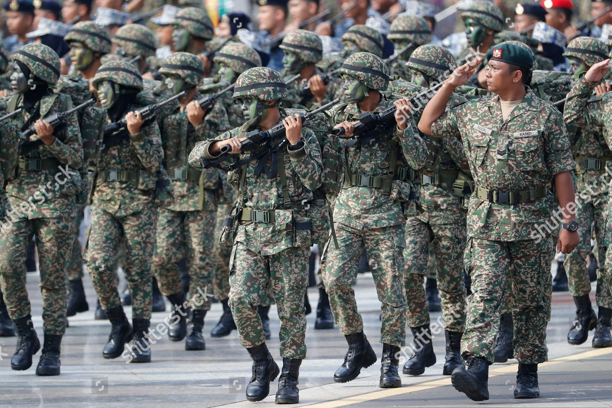 Vì đang trong giai đoạn sản xuất thử nghiệm và đáng giá, nên loại áo giáp độc đáo làm từ dừa vẫn chưa có kết cấu hoàn chỉnh cũng như diện tích bảo vệ còn thấp, mẫu mã chưa hiện đại. Tuy nhiên nếu đề án được Bộ Quốc phòng Malaysia phê duyệt, thì sẽ là một bước tiến cực lớn không chỉ cho ngành công nghiệp quốc phòng nước này mà còn ảnh hưởng đến xu thế sản xuất áo chống đạn của thế giới. Ảnh: Binh sĩ Malaysia trong một cuộc diễu binh.