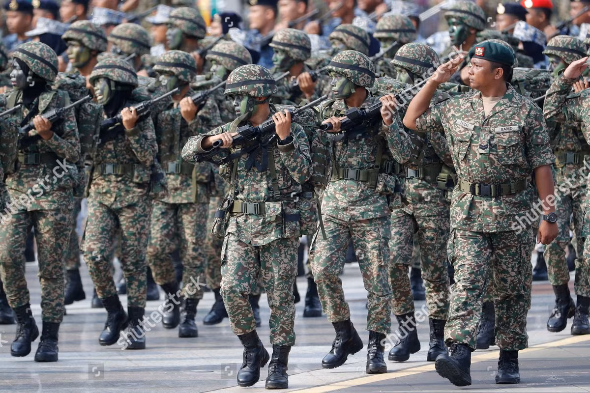 Vì đang trong giai đoạn sản xuất thử nghiệm và đáng giá, nên loại áo giáp độc đáo làm từ dừa vẫn chưa có kết cấu hoàn chỉnh cũng như diện tích bảo vệ còn thấp, mẫu mã chưa hiện đại. Tuy nhiên nếu đề án được Bộ Quốc phòng Malaysia phê duyệt, thì sẽ là một bước tiến cực lớn không chỉ cho ngành công nghiệp quốc phòng nước này mà còn ảnh hưởng đến xu thế sản xuất áo chống đạn của thế giới. Ảnh: Binh sĩ Malaysia trong một cuộc diễu binh.