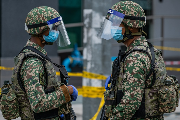 Từ trước đến nay, tấm cứng chống đạn thông thường được làm từ gốm (SiC), sợi tổng hợp Kevlar hoặc bằng kim loại. Tuy nhiên, theo Tiến sĩ Mohammad, trở ngại chính trong việc sử dụng sợi tổng hợp Kevlar làm tấm cứng là chi phí sản xuất cao và không thân thiện với môi trường bởi tính chất không phân hủy sinh học của nó. Trong khi đó, việc sử dụng áo giáp với tấm chống đạn làm bằng kim loại phải đòi hỏi có độ dày lớn, điều này ảnh hưởng đáng kể đến sự thoải mái trong vận động của người mặc. Ảnh: Binh sĩ Malaysia.