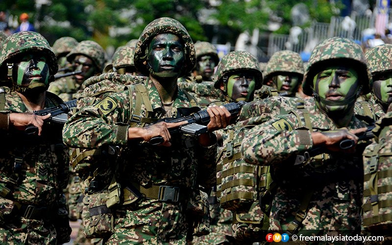 Dẫu vậy, áo giáp chống đạn mang tấm Kevlar có thể chống đạn mà quân đội Malaysia sử dụng đều được làm từ sợi Kevlar với chi phí chế tạo khá cao, điều này khiến cho họ vẫn chưa có khả năng có thể đại trà áo giáp cho tất cả binh sĩ. Ảnh: Binh sĩ Malaysia tại một cuộc duyệt binh.