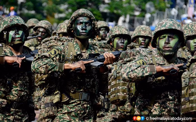 Dẫu vậy, áo giáp chống đạn mang tấm Kevlar có thể chống đạn mà quân đội Malaysia sử dụng đều được làm từ sợi Kevlar với chi phí chế tạo khá cao, điều này khiến cho họ vẫn chưa có khả năng có thể đại trà áo giáp cho tất cả binh sĩ. Ảnh: Binh sĩ Malaysia tại một cuộc duyệt binh.