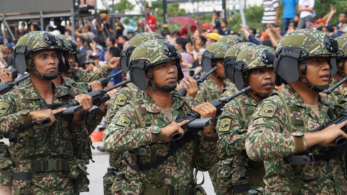 Đây có thể coi là một hướng đi vô cùng táo bạo và thú vị, có thể giảm thiểu chi phí sản xuất rất nhiều nếu được đại trà số lượng lớn, hơn nữa lại có một nguồn nguyên liệu thiên nhiên dồi dào và phong phú, vốn ở Malaysia không hề thiếu dừa. Dẫu vậy, vẫn còn là quá sớm để đưa ra bất cứ một kết luận nào. Ảnh: Lính đặc nhiệm Malaysia tại cuộc diễu binh.