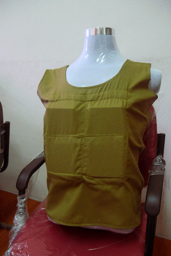 Điều thú vị là mới đây, các nhà nghiên cứu từ Đại học Putra Malaysia (UPM) công bố đã sản xuất thành công mẫu áo giáp chống đạn với các tấm cứng được làm từ vỏ cây dừa và vỏ quả dừa nhằm thay thế cho sợi Kevlar mà vẫn đảm bảo khả năng chúng đạn tương tự. Ảnh: Áo giáp chúng đạn làm từ dừa của Đại học Putra Malaysia chế tạo.