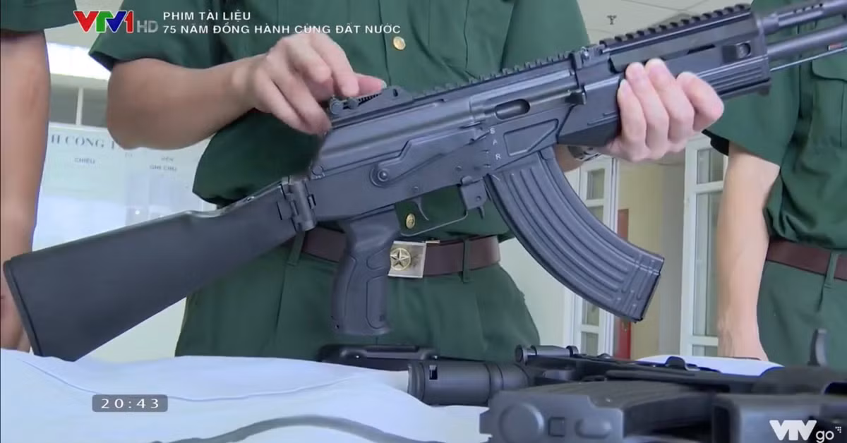 Bên cạnh đó, nhà máy Z-111 phối hợp với Viện Vũ khí cũng cho ra đời mẫu súng STV-410 tiên tiến và ưu việt, có nhiều điểm nổi bật hơn STV-380. Mẫu súng này đang được đặt nhiều kỳ vọng sẽ được trang bị cho các lực lượng đặc nhiệm của ta bởi tính năng vượt trội của nó, là sản phẩm do Việt Nam tự thiết kế chế tạo có hàm lượng công nghệ cao, thuộc hàng đầu trên thế giới. Ảnh: Súng trường tấn công STV-410 do nhà máy Z-111 sản xuất trên tay cán bộ Viện Vũ khí - Nguồn: Phim tài liệu "75 đồng hành cùng đất nước" VTV1.