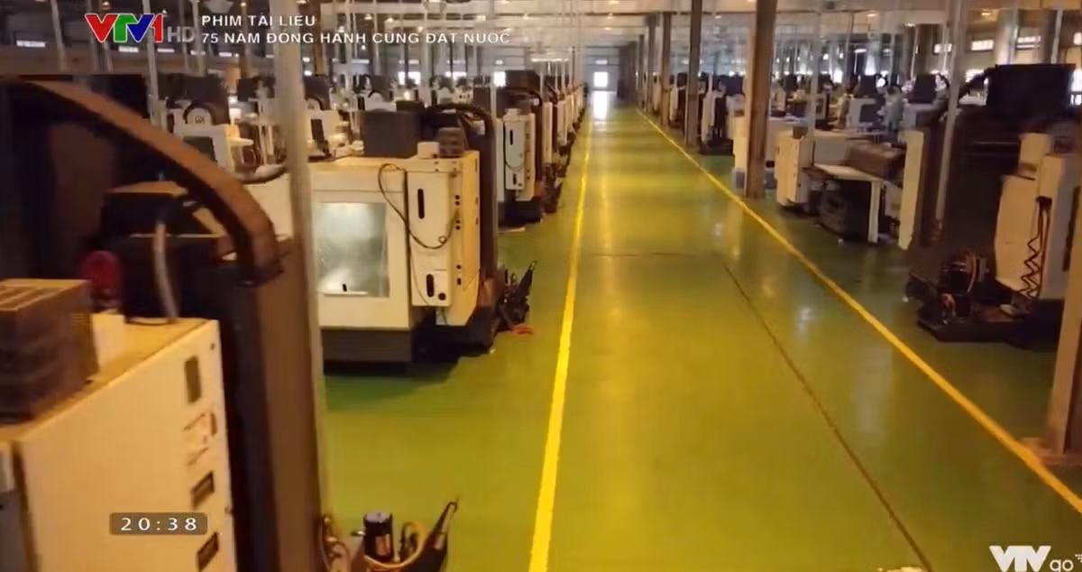  Nhà máy Z-111 Tổng cục Công nghiệp Quốc phòng với tiền thân là nhà máy Z1 có truyền thống bề dày phát triển từ Kháng chiến chống Mỹ, đến nay đã bước qua tuổi 60. Ban đầu với các xưởng quân khí nhỏ sản xuất các loại súng bộ binh số lượng ít, đến nay, nhà máy đã được đầu tư với quy mô vượt trội, hàng đầu Đông Nam Á cũng như thuộc top của châu lục. Ảnh: Dây chuyền sản xuất súng hiện đại của nhà máy Z-111 - Nguồn: Phim tài liệu "75 đồng hành cùng đất nước" VTV1.