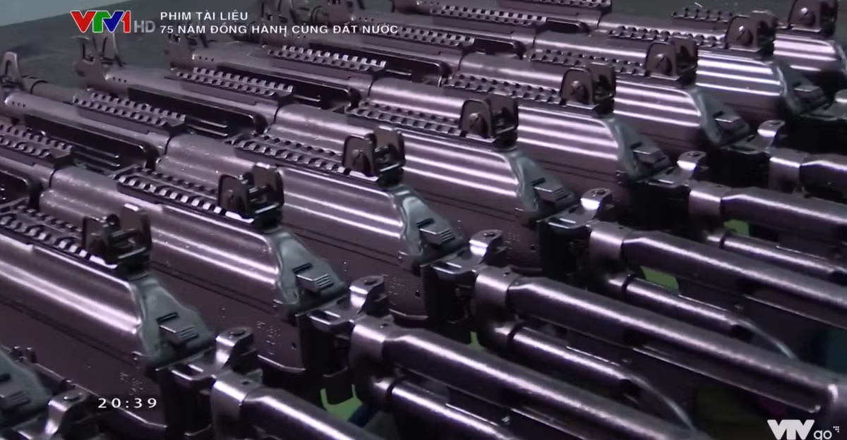 Qua tiền đề súng Galil Ace, Việt Nam đã cho sửa đổi một số nâng cấp trên súng để phù hợp với điều kiện tác chiến thực tế của chiến sĩ ta trên chiến trường, từ đó cho ra đời mẫu súng STV-215/380 chuyên biệt chỉ có ở nước ta. Khẩu súng kế thừa những gì tốt nhất của thiết kế Galil Ace kết hợp với một số chi tiết kiểu AK huyền thoại, tạo cảm giác cực kỳ gần gũi cho người lính. Ảnh: Súng trường STV-380 sản xuất loạt bởi nhà máy Z-111 - Nguồn: Phim tài liệu "75 đồng hành cùng đất nước" VTV1.