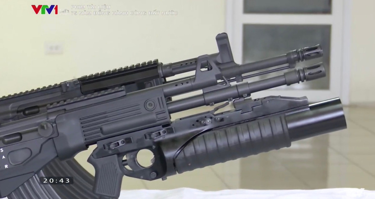 Súng sử dụng cỡ đạn 7.62x39mm tiêu chuẩn và có thể sử dụng chung hộp tiếp đạn 30 viên với súng AK, đầu ruồi được thiết kế kiểu mới, bổ sung thêm que thông nòng để sử dụng trong các trường hợp kẹt đạn, độ dài nòng cũng được kéo dài đáng kể so với STV-380/Galil Ace 32 lên tới 410mm (so với 380mm). Ảnh: So sánh ốp lót tay và nòng của súng STV-380 (dưới) và STV-410 (trên) - Nguồn: Phim tài liệu "75 đồng hành cùng đất nước" VTV1.