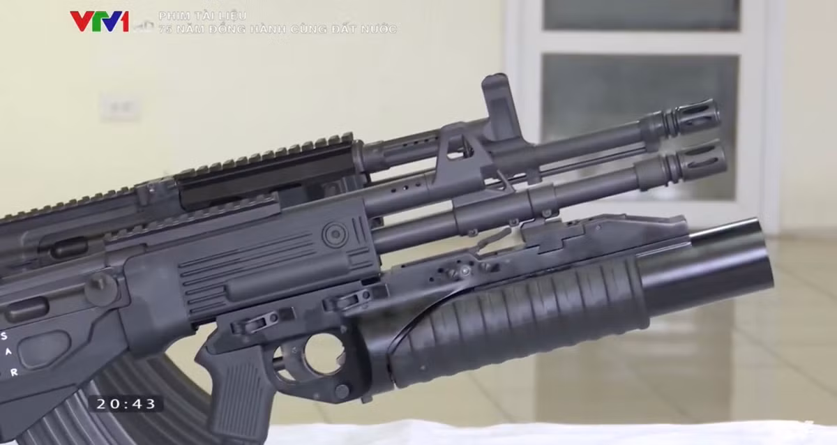 Súng sử dụng cỡ đạn 7.62x39mm tiêu chuẩn và có thể sử dụng chung hộp tiếp đạn 30 viên với súng AK, đầu ruồi được thiết kế kiểu mới, bổ sung thêm que thông nòng để sử dụng trong các trường hợp kẹt đạn, độ dài nòng cũng được kéo dài đáng kể so với STV-380/Galil Ace 32 lên tới 410mm (so với 380mm). Ảnh: So sánh ốp lót tay và nòng của súng STV-380 (dưới) và STV-410 (trên) - Nguồn: Phim tài liệu "75 đồng hành cùng đất nước" VTV1.