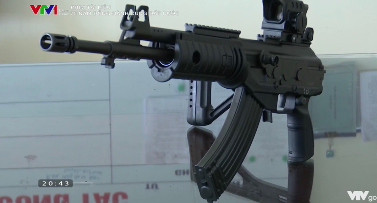 Kể từ 2015, nhà máy đã sản xuất thành công súng trường bộ binh Galil Ace 31/32 theo công nghệ chuyển giao từ Israel. Súng đã được nghiệm thu cấp Bộ Quốc phòng và đạt các tiêu chuẩn tốt, đã được sản xuất số lượng để trang bị cho một số đơn vị đặc biệt như đặc nhiệm biên phòng, đặc công. Đây là một trong những thành tựu đặc biệt nổi bật của Z-111 trong 10 năm qua, tạo tiền đề vững chắc cho việc phát triển các loại súng trường bộ binh của Việt Nam sau này. Ảnh: Súng Galil Ace 32 do nhà máy Z-111 sản xuất với kính ngắm chuyên dụng - Nguồn: Phim tài liệu "75 đồng hành cùng đất nước" VTV1.