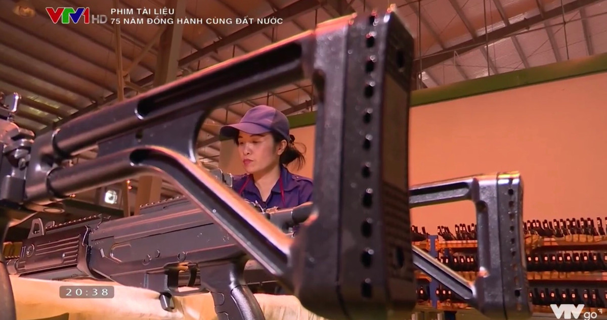 Với những ưu điểm cực kỳ hiện đại, thiết kế đáng tin cậy và thân thuộc với người sử dụng, STV-215/380 hứa hẹn sẽ là người kế nhiệm vô cùng xứng đáng cho AK, tăng cao sức mạnh của người chiến sĩ trên chiến trường. Ảnh: Công nhân nhà máy Z-111 hoàn thiện súng STV - Nguồn: Phim tài liệu "75 đồng hành cùng đất nước" VTV1.