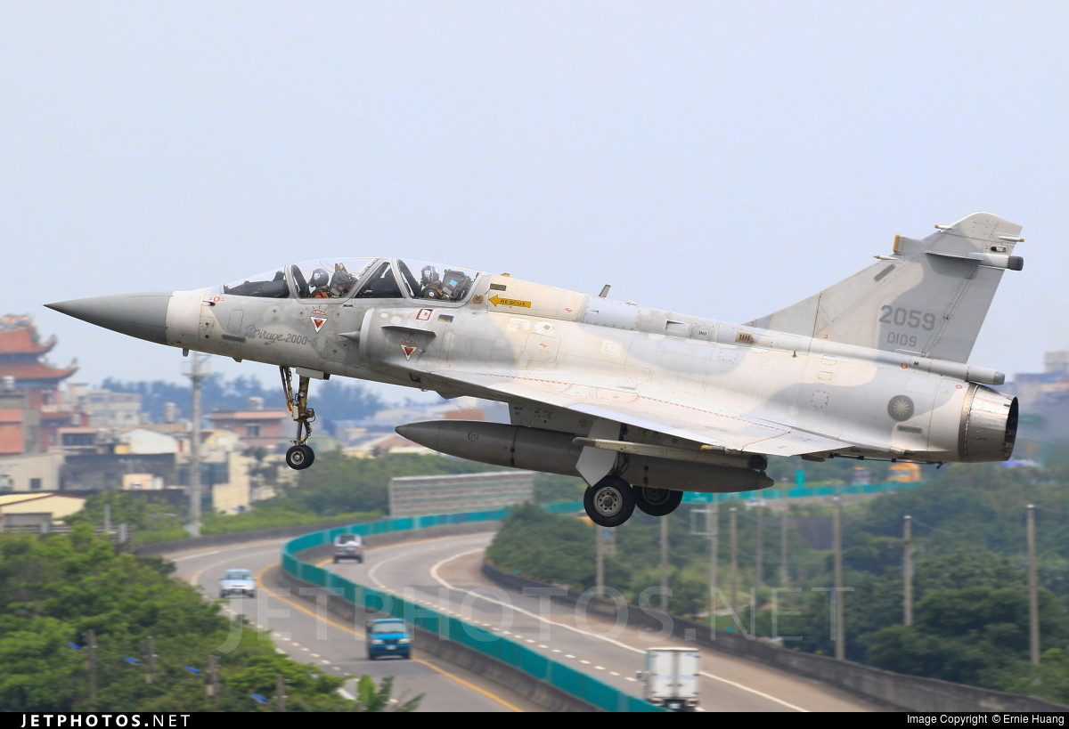 Cụ thể Pháp và Đài Loan đã chính thức ký hợp đồng mua các máy bay Mirage-2000 vào năm 1992 và lô máy bay đầu tiên chính thức đến Đài Loan vào năm 1997. Ảnh: Máy bay Mirage-2000 của không quân Đài Loan.