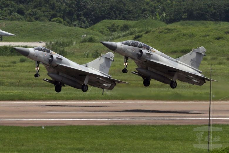 Không chỉ trong lĩnh vực hải quân, không quân Đài Loan hiện cũng đang có trong biên chế 60 máy bay tiêm kích Mirage-2000 cũng do Pháp chế tạo và bán cho Đài Loan trong thập niên 1990. Ảnh: Biên đội máy bay Mirage-2000 của Đài Loan cất cánh