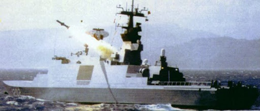 Ở thời điểm Đài Loan đưa vào biên chế các tàu chiến này, hải quân giải phóng nhân dân Trung Quốc (PLAN) vẫn còn sử dụng rất nhiều các tàu chiến lạc hậu, sức mạnh thua kém Lafayette ( Kang Dinh) rất nhiều. Đây là một trong những uy hiếp rất lớn đối với Trung Quốc thời điểm đó. Đầu tháng 5 năm nay, truyền thông rộ lên tin tức về việc Pháp ký kết hợp đồng nâng cấp các tàu Lafayette này cho hải quân Đài Loan khiến cho một lần nữa quan hệ hai nước Pháp – Trung lại căng thẳng. Ảnh: Khinh hạm Lafaytte ( Kang Dinh) phóng tên lửa chống hạm Hùng Phong II.