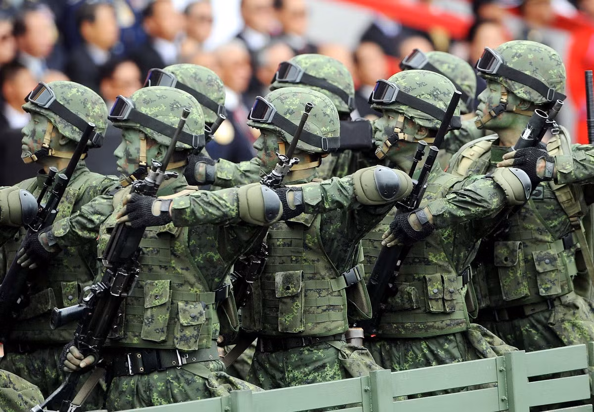 Đài Loan (còn được biết đến với tên Trung Hoa Dân Quốc) là một vùng lãnh thổ độc lập với Trung Quốc, có một quân đội riêng, chính phủ riêng. Tuy nhiên, với sự lớn mạnh của nước Cộng hòa nhân dân Trung Hoa, họ đã thực hiện nguyên tắc “một nước Trung Quốc”, không công nhận Đài Loan là một quốc gia và hầu hết các quốc gia trên thế giới đều thực hiện nguyên tắc này. Điều này khiến Đài Loan gặp rất nhiều khó khăn cản trở, đặc biệt là trong lĩnh vực quân sự khi luôn bị Trung Quốc ngăn cản các nước bán vũ khí cho Đài Loan. Ảnh: Binh sĩ Đài Loan