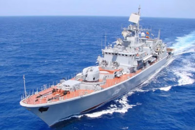 Về trang bị vũ khí, tàu sử dụng một pháo hạm AK-100 nòng đơn cỡ 100mm, hai pháo cao tốc AK-630, 4 ngư lôi chống ngầm hạng nặng 533mm, 2 bệ phóng rocket chống ngầm RBU-6000 và hệ thống tên lửa phòng không tầm ngắn 9K33 Osa. Ngoài ra thì con tàu không hề sở hữu bất kỳ một tên lửa chống hạm nào và với lượng giãn nước đầy tải gần 3.600 tấn của mình, đây được cho là một cấu hình hỏa lực khá yếu kém. Ảnh: Tàu chiến lớn nhất của Hải quân Ukraine trong một chuyến đi biển.