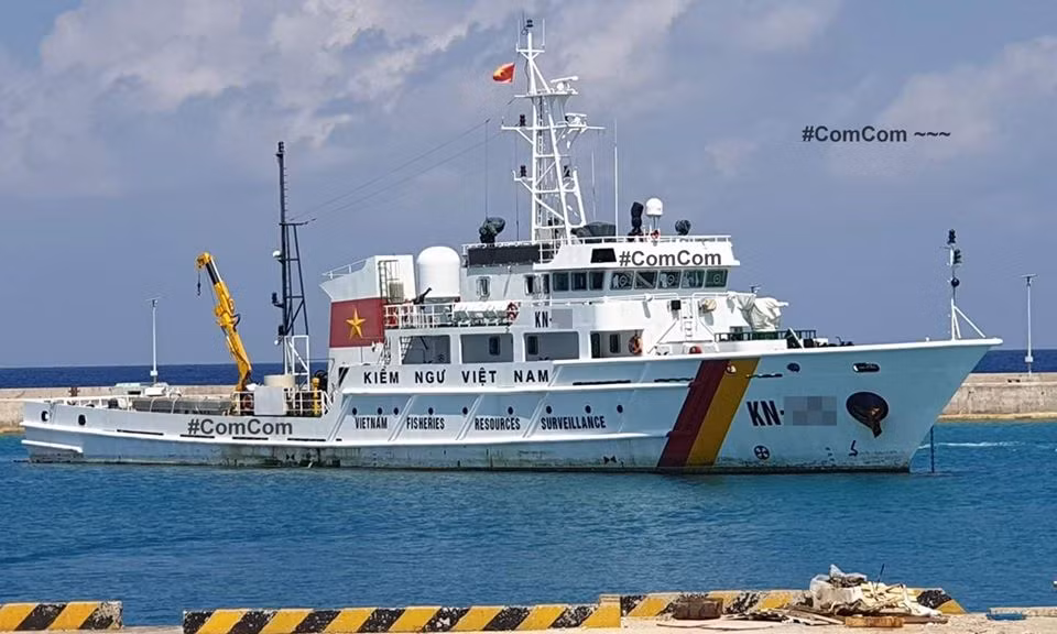 Với sức đi biển dài ngày, KN-750 là loại tàu thường xuyên trực trọng điểm, nhất là trọng điểm thềm lục địa phía đông nam và khu vực quần đảo Trường Sa, luôn sẵn sàng xua đuổi tàu nước ngoài có ý định xâm phạm trái phép vùng biển của ta, bảo vệ các giàn khoan dầu khí và tàu thăm dò, hỗ trợ giúp đỡ ngư dân đánh bắt trên biển. Ảnh: Tàu KN-750 với cấu hình nâng cấp sử dụng bệ súng máy tự động phía trước carbin. Nguồn: Comcom.