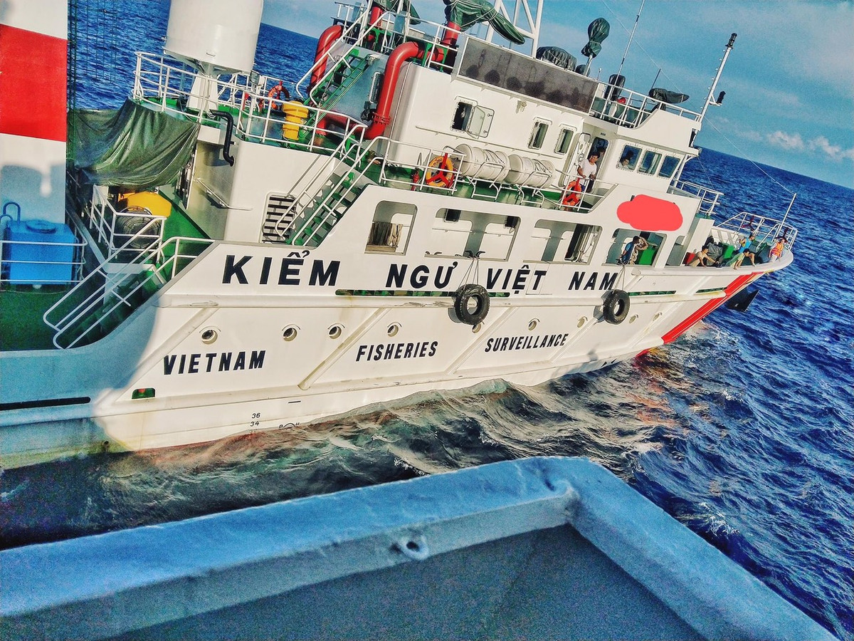 Ngoài ra, các tàu Kiểm ngư KN-750 đều được trang bị hệ thống liên lạc vệ tinh VSAT vô cùng hiện đại, giúp kết nối nhanh chóng với đất liền, thông tin kịp thời về tình hình trên biển cho sở chỉ huy, liên lạc với các tàu khác trong biên đội, tạo mạng lưới liên lạc mạnh mẽ, hỗ trợ lực lượng của ta nắm bắt nhanh chóng các tình huống. Ảnh: Cận cảnh trang thiết bị trên tàu KN-750.