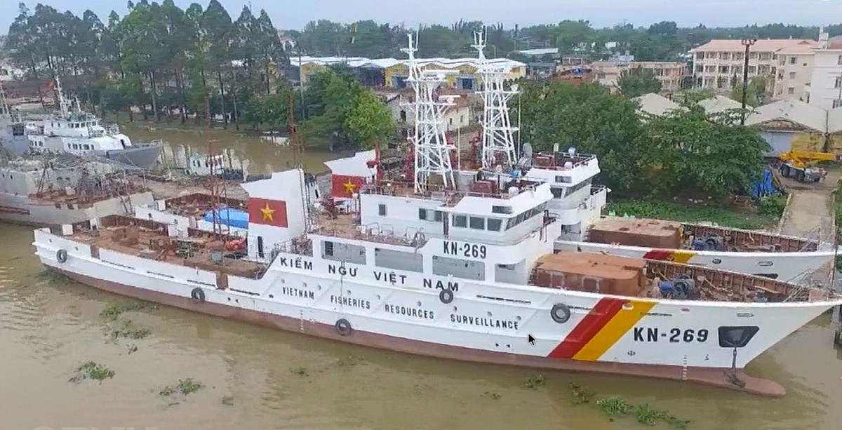  Lớp tàu KN-750 được ra đời, bản vẽ của tàu được đăng kiểm bởi cục đăng kiểm Hải quân, được đóng bởi nhiều nhà máy đóng tàu trên cả nước. Chỉ sau chưa đầy 4 năm, đã có 50 chiếc KN-750 gia nhập biên chế Kiểm ngư Việt Nam trang bị cho 3 chi đội Kiểm ngư số 2, 3, 4 mỗi chi đội 15 chiếc. Ngoài ra từ thiết kế KN-750, ta đã đóng thêm 2 tàu lớp KN-6000 trang bị cho chi cục kiểm ngư số 1 và 5 mỗi nơi 1 chiếc. Ảnh: Tàu KN-750 của chi đội Kiểm ngư số 2 đang được hoàn thiện tại nhà máy.