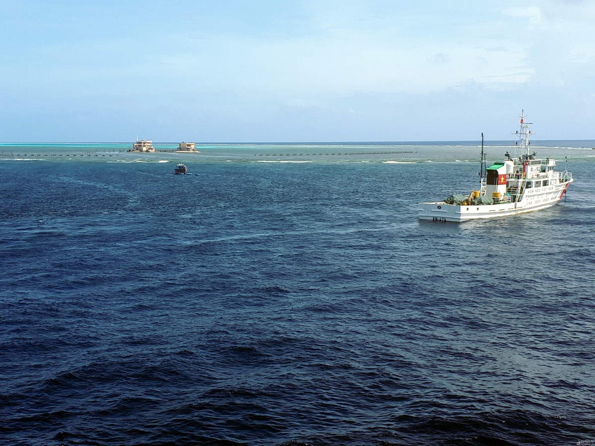 Cùng hệ thống camera toàn cảnh tàu, giúp tàu có thể nhanh chóng ghi hình các hành động xâm phạm của nước ngoài, thuận lợi trong việc thu thập bằng chứng nếu các tàu nước ngoài vào vùng biển nước ta trái phép. Ảnh: Tàu KN-750 của chi đội kiểm ngư số 4 tuần tra gần đảo chìm ở Trường Sa.