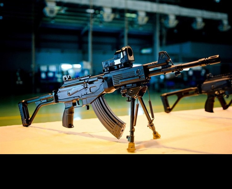 Dựa trên công nghệ sản xuất Galil Ace, Việt Nam đã tự nâng cấp cải tiến, đưa ra những sửa đổi để phù hợp với đặc thù tác chiến riêng biệt của quân đội và cho ra mắt mẫu súng trường tấn công STV-380 cùng phiên bản carbin của nó là STV-215. Súng sử dụng một cơ cấu khóa an toàn kiểu AK và đưa tay kéo bệ khóa nòng sang bên phải thân súng, làm hộp khóa nòng kín và sửa đổi về ốp lót tay, còn lại cơ bản máy súng vẫn là thiết kế của Galil Ace. Ảnh: Súng STV-380 của nhà máy Z-111 Việt Nam chế tạo. 