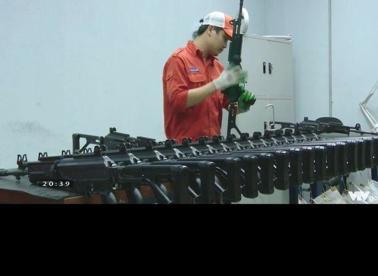STV-215/380 hiện đang được sản xuất đại trà số lượng lớn để sắp tới có thể thay thế các mẫu súng cũ đã qua sử dụng nhiều năm, đây chính là cuộc cách mạng về súng trường bộ binh lớn chưa từng có trong lịch sử phát triển quân đội ta, mở ra một bước tự chủ hoàn toàn về vũ khí trang bị cho người lính. Ngoài ra, dựa trên công nghệ Galil Ace, Việt Nam cũng cho ra đời thêm nhiều mẫu súng mới có thiết kế độc đáo như STV-410 hay STV-416, hiện các mẫu súng này đang trong quá trình thử nghiệm đánh giá tính năng. Ảnh: Dây chuyền sản xuất số lượng lớn súng STV-380. 