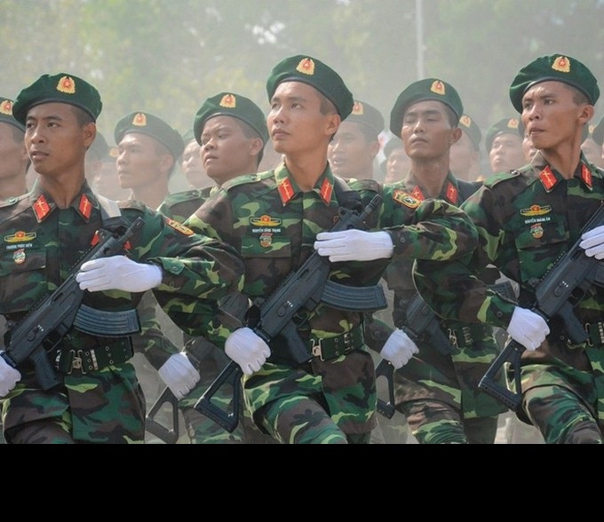 Tuy nhiên bước vào thế kỷ XXI, nhằm mục tiêu nâng cấp và hiện đại hóa mạnh mẽ lực lượng vũ trang của mình, đồng thời đặt ra yêu cầu đa dạng hóa nguồn cung cấp vũ khí, trang bị quốc phòng Việt Nam đã bắt tay hợp tác với nhiều nền quốc phòng tiên tiến khác trên thế giới. Các quốc gia đó có thể kể đến như Hàn Quốc, Belarus, Ukraine,… và đặc biệt không thể không nhắc đến là đối tác cực kỳ quan trọng - Israel. Ảnh: Chiến sĩ trinh sát đặc nhiệm Việt Nam diễu binh với súng trường Israel.