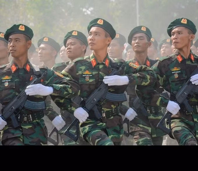 Tuy nhiên bước vào thế kỷ XXI, nhằm mục tiêu nâng cấp và hiện đại hóa mạnh mẽ lực lượng vũ trang của mình, đồng thời đặt ra yêu cầu đa dạng hóa nguồn cung cấp vũ khí, trang bị quốc phòng Việt Nam đã bắt tay hợp tác với nhiều nền quốc phòng tiên tiến khác trên thế giới. Các quốc gia đó có thể kể đến như Hàn Quốc, Belarus, Ukraine,… và đặc biệt không thể không nhắc đến là đối tác cực kỳ quan trọng - Israel. Ảnh: Chiến sĩ trinh sát đặc nhiệm Việt Nam diễu binh với súng trường Israel.