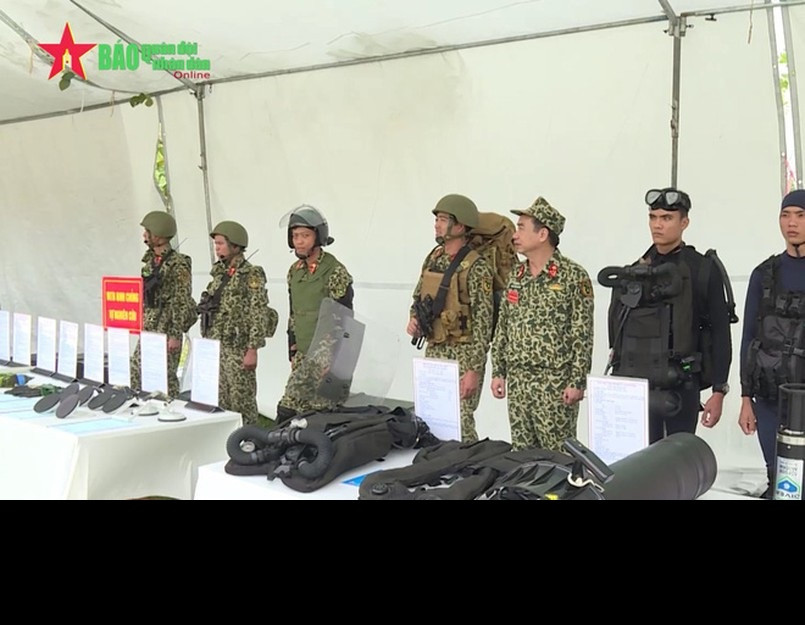 Đặc công Việt Nam cũng đang trang bị các loại áo giáp chống đạn và balo thế hệ mới mang tên bộ trang bị Fusion nhập khẩu từ công ty Dolphin của Israel. Mẫu trang bị mới có đặc điểm là thiết kế hiện đại, có độ tùy biến cao và thoải mái với người chiến sĩ, phù hợp với thể trạng của người Việt, khả năng linh hoạt. Ảnh: Chiến sĩ đặc công mang mặc bộ trang bị Fusion và mũ chống đạn Kevlar nhập khẩu từ Israel (thứ tư từ trái sang).