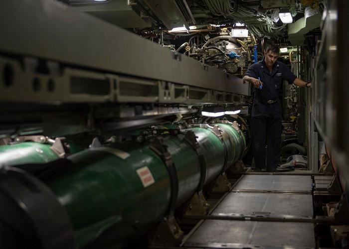 Với sức mạnh ghê gớm của mình, việc Trung Quốc tức giận với việc Mỹ cung cấp các ngư lôi hạng nặng Mk-48 mod 6 này cho Đài Loan cũng là hợp lý, bởi lẽ nếu các tàu ngầm Đài Loan đưa vào trang bị loại ngư lôi này sẽ góp phần uy hiếp rất lớn đối với hạm đội tàu mặt nước của hải quân Trung Quốc. Ảnh: Khoang ngư lôi Mk-48 trên tàu ngầm của Mỹ