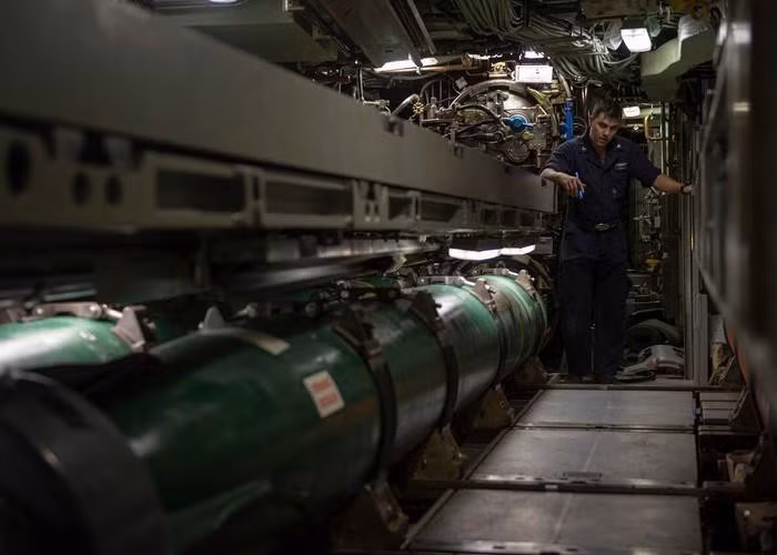 Với sức mạnh ghê gớm của mình, việc Trung Quốc tức giận với việc Mỹ cung cấp các ngư lôi hạng nặng Mk-48 mod 6 này cho Đài Loan cũng là hợp lý, bởi lẽ nếu các tàu ngầm Đài Loan đưa vào trang bị loại ngư lôi này sẽ góp phần uy hiếp rất lớn đối với hạm đội tàu mặt nước của hải quân Trung Quốc. Ảnh: Khoang ngư lôi Mk-48 trên tàu ngầm của Mỹ