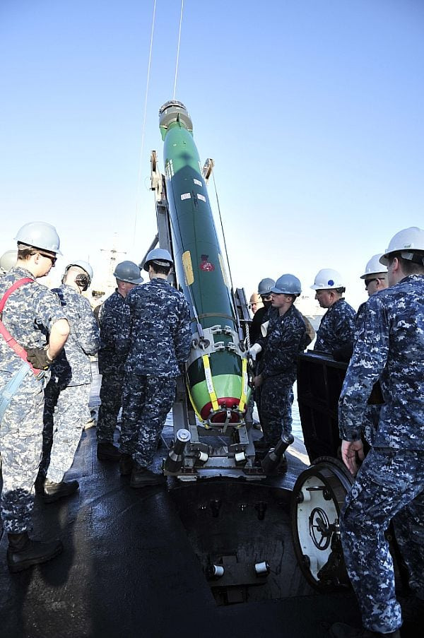  Ngư lôi Mk-48 phiên bản đầu tiên được thiết kế từ cuối những năm 1960 và chính thức gia nhập biên chế hải quân Hoa Kỳ năm 1972 nhằm thay thế cho các loại ngư lôi thế hệ cũ là Mk-37 và Mk-14. Phiên bản Mk-48 mod 6 là một trong những phiên bản hiện đại nhất của loại ngư lôi này, nó được đưa vào hoạt động từ năm 2012. Ảnh: Nạp ngư lôi Mk-48 cho tàu ngầm Mỹ.