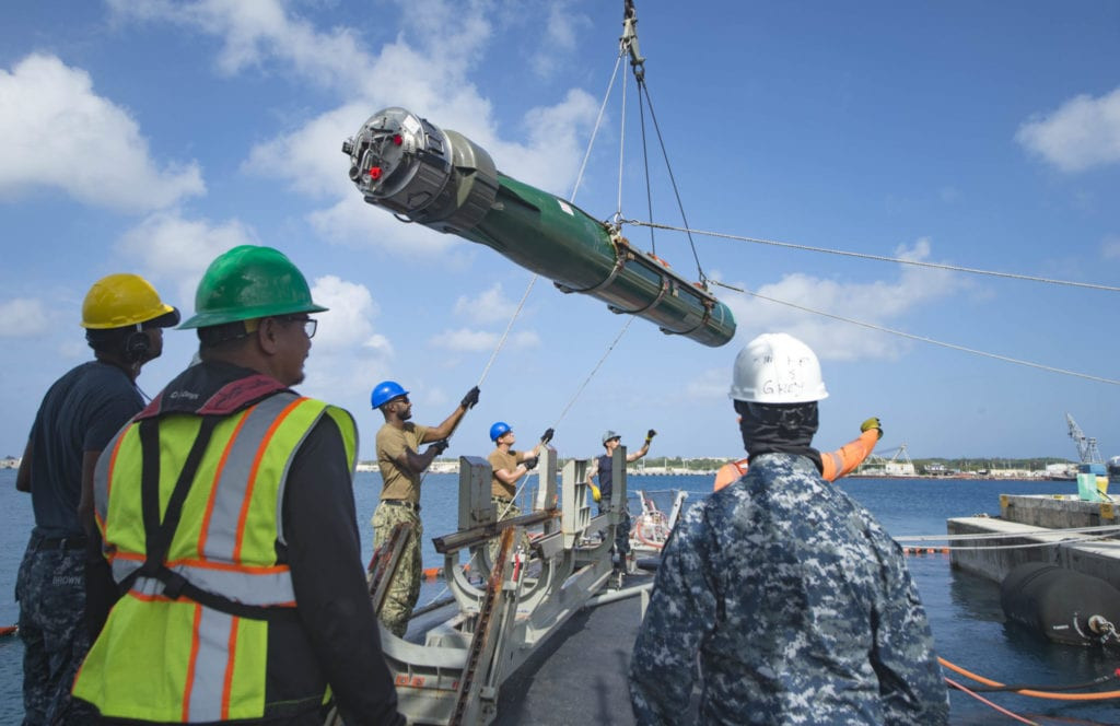 Loại ngư lôi này có thể được dẫn đường bằng dây từ tàu ngầm hoặc tự sử dụng các cảm biến thụ động cũng như chủ động của chính mình để dò tìm mục tiêu. Ảnh: Nạp ngư lôi cho tàu ngầm hải quân Mỹ.