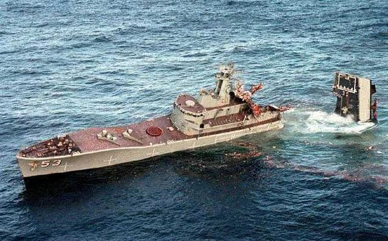 Sức công phá của Mk-48 là vô cùng ghê gớm, trong ảnh là tàu hộ tống HMAS Torrens lớp sông Torrens của hải quân hoàng gia Australia có lượng giãn nước 2.700 tấn làm mục tiêu bị ngư lôi Mk-48 phóng từ tàu ngầm SSG-74 Farncomb lớp Collins cũng của hải quân Australia bắn gãy đôi trong cuộc diễn tập vào tháng 6/1999.