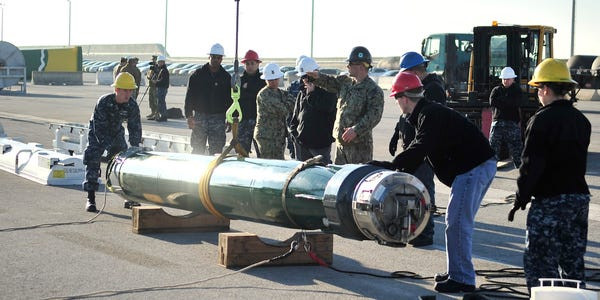 Ngư lôi Mk-48 được thiết kế để có thể phát nổ bên dưới keel tàu (sống tàu) để xé toạc tàu làm đôi, khiến tàu mất hoàn toàn khả năng chiến đấu, trong trường hợp nó bỏ qua mục tiêu, nó có thể tiếp tục quay lại dò tìm. Ảnh: Binh sĩ hải quân Mỹ chuẩn bị lắp đặt một ngư lôi Mk-48 lên tàu ngầm. 