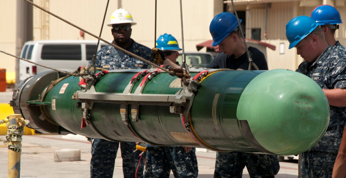 Ngư lôi hạng nặng Mk-48 là loại ngư lôi được phóng từ tàu ngầm, được đang phục vụ trong hải quân các nước như Mỹ, Úc, Canada, Hà Lan.