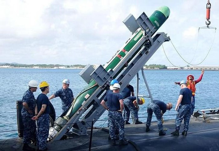 Ngư lôi có đường kính 533mm, dài 5.79m, trọng lượng 1676kg và mang đầu nổ nặng 295kg (đủ sức xé toạc các tàu chiến có trọng tải lớn), tốc độ tối đa có thể đạt được lên tới 55 hải lý/h và hoạt động ở độ sâu từ 350m cho đến 800m, tầm bắn tối đa 46km. Ảnh: Nạp ngư lôi Mk-48 cho tàu ngầm tấn công USS Oklahoma city (SSN-723) lớp Los Angeles.