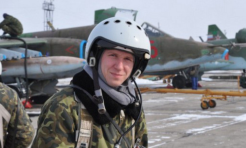 Vào tháng 11/2015, một chiếc Su-25 của Nga tham chiến trên chiến trường Syria đã bị tên lửa từ máy bay chiến đấu F-16 của Thổ Nhĩ Kỳ bắn rơi, phi công nhảy dù bị phiến quân bắn chết; sự việc trên đã đẩy mối quan hệ Thổ và Nga đến mức căng thẳng tột độ; và sự kiện lần này chúng ta hãy chờ xem. Ảnh: Phi công Roman Filipov điều khiển chiếc Su-25 bị không quân Thổ Nhĩ Kỳ bắn rơi khi còn sống. Ảnh: Bộ Quốc phòng Nga.