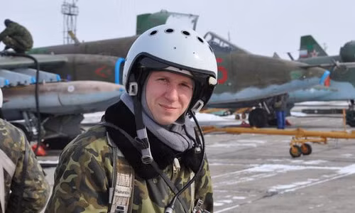 Vào tháng 11/2015, một chiếc Su-25 của Nga tham chiến trên chiến trường Syria đã bị tên lửa từ máy bay chiến đấu F-16 của Thổ Nhĩ Kỳ bắn rơi, phi công nhảy dù bị phiến quân bắn chết; sự việc trên đã đẩy mối quan hệ Thổ và Nga đến mức căng thẳng tột độ; và sự kiện lần này chúng ta hãy chờ xem. Ảnh: Phi công Roman Filipov điều khiển chiếc Su-25 bị không quân Thổ Nhĩ Kỳ bắn rơi khi còn sống. Ảnh: Bộ Quốc phòng Nga.