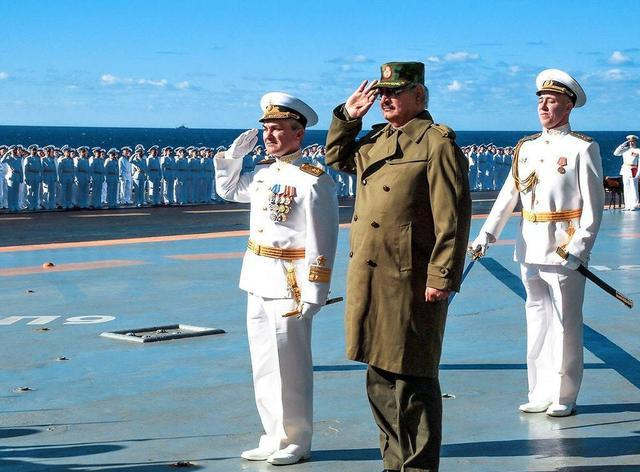 Theo các báo cáo, cuộc xung đột hiện nay ở Libya thực chất là cuộc chiến ủy nhiệm giữa Nga và Thổ Nhĩ Kỳ. LNA do Nguyên soái Haftar đứng đầu, được Nga, Ai Cập, UAE hậu thuẫn, từng nắm thế thượng phong và kiểm soát 80% lãnh thổ nước này. Ảnh: Nguyên soái Haftar (áo sẫm) đang duyệt đội danh dự: Nguồn: Sina