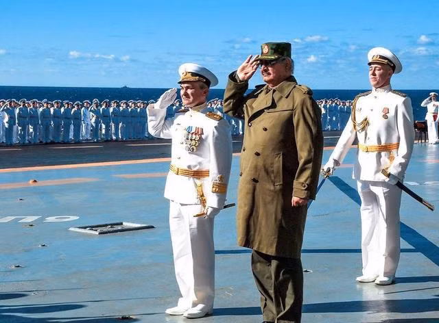 Theo các báo cáo, cuộc xung đột hiện nay ở Libya thực chất là cuộc chiến ủy nhiệm giữa Nga và Thổ Nhĩ Kỳ. LNA do Nguyên soái Haftar đứng đầu, được Nga, Ai Cập, UAE hậu thuẫn, từng nắm thế thượng phong và kiểm soát 80% lãnh thổ nước này. Ảnh: Nguyên soái Haftar (áo sẫm) đang duyệt đội danh dự: Nguồn: Sina