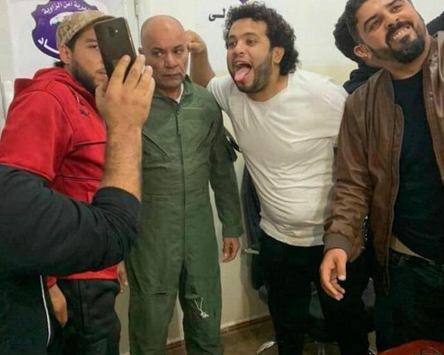 Được biết phi công nhảy dù là một người da trắng, nói tiếng Nga; sau khi thẩm vấn, anh ta thừa nhận mình là người Nga, nhưng không rõ thuộc Không quân Nga hay một công ty lính đánh thuê? Ảnh: Phi công MiG-29 (áo xanh) bị lực lượng GNA bắt giữ - Nguồn: SouthFront