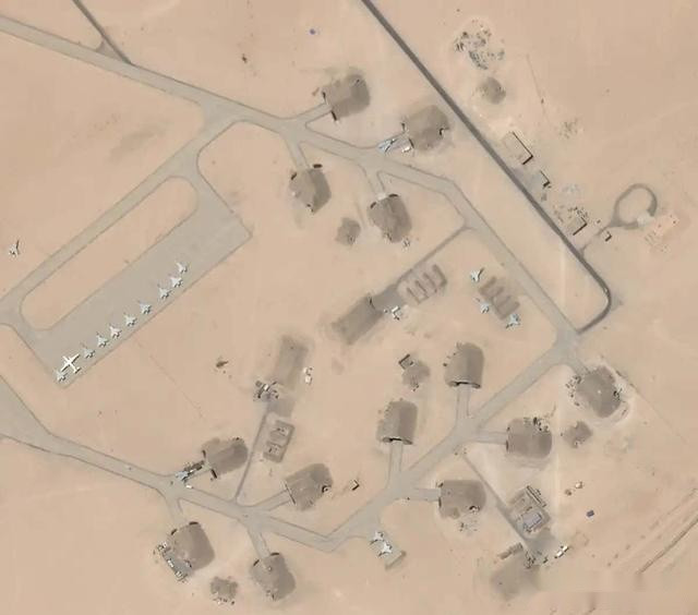 Các máy bay chiến đấu nói trên đã cất cánh từ lãnh thổ Nga, sau đó dừng lại một thời gian ngắn tại sân bay Khmemin ở Syria; tiếp tục bay qua Địa Trung Hải đến Libya và hạ cánh xuống sân bay của Quân đội Quốc gia Libya (LNA), đứng đầu bởi Nguyên soái Khalifa Haftar. Ảnh: Máy bay Nga hạ cánh tại sân bay của LNA - Nguồn: SouthFront