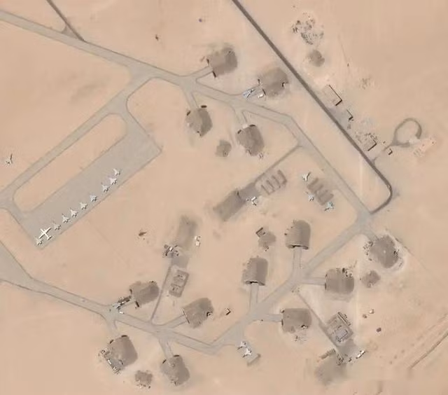 Các máy bay chiến đấu nói trên đã cất cánh từ lãnh thổ Nga, sau đó dừng lại một thời gian ngắn tại sân bay Khmemin ở Syria; tiếp tục bay qua Địa Trung Hải đến Libya và hạ cánh xuống sân bay của Quân đội Quốc gia Libya (LNA), đứng đầu bởi Nguyên soái Khalifa Haftar. Ảnh: Máy bay Nga hạ cánh tại sân bay của LNA - Nguồn: SouthFront