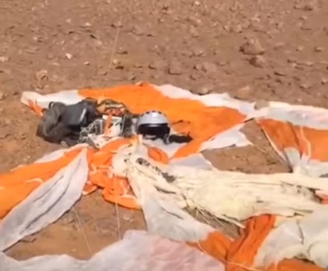 Quân đội Nga đã điều một số lượng lớn lính đặc nhiệm đến tìm cách ứng cứu và giải thoát phi công, nhưng vẫn bị quân đội GNA bắt giữ và vận chuyển về hậu cứ bằng trực thăng. Ảnh: Dù và mũ bay của phi công từ chiếc MiG-29 bị bắn rơi ở Libya - Nguồn: Sina