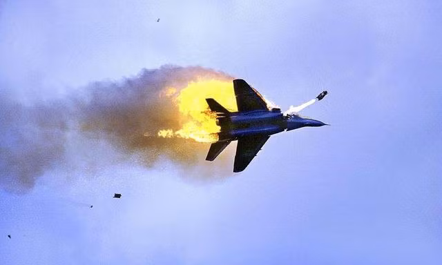 Theo thông tin trên trang web “Defense Blog” của Mỹ ngày 8/9, các nguồn tin quân sự Libya tiết lộ rằng, một máy bay chiến đấu MiG-29 của Nga đã bị tên lửa phòng không bắn hạ gần thành phố ven biển phía bắc Sirte của Libya. Ảnh: Chiếc MiG-29 bị bốc cháy và phi công phóng dù thoát hiểm - Nguồn: Sina