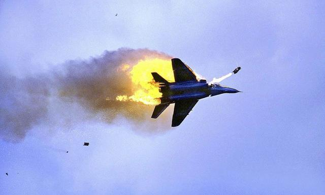 Không còn nghi ngờ gì nữa, việc chiếc MiG-29 của Nga bị tên lửa phòng không của Thổ bắn hạ là một sự leo thang xung đột lớn, chắc chắn sẽ khiến hai phe lớn là Nga và Thổ Nhĩ Kỳ rơi vào một cuộc khủng hoảng nghiêm trọng hơn. Ảnh: Chiếc MiG-29 bị bốc cháy - Nguồn: Sina