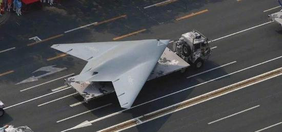 Giới chuyên gia quân sự nhận định, tàu đổ bộ Type 076 có thể không lớn hơn Type 075. Như vậy rất có thể, hệ thống máy phóng trên Type-076 sẽ được dùng để phóng máy bay không người lái vũ trang (UCAV), thay vì tiêm kích có người lái. Ảnh: UCAV Lợi Kiếm trong cuộc diễu binh ngày 1/10/2019 tại Bắc Kinh - Nguồn: Sina