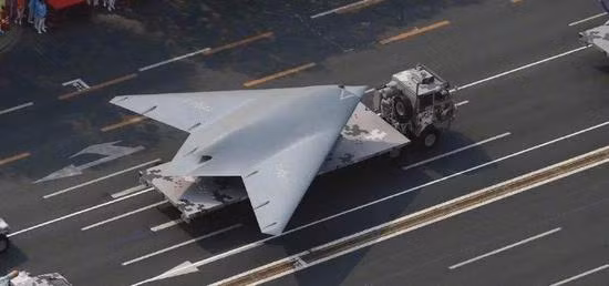 Giới chuyên gia quân sự nhận định, tàu đổ bộ Type 076 có thể không lớn hơn Type 075. Như vậy rất có thể, hệ thống máy phóng trên Type-076 sẽ được dùng để phóng máy bay không người lái vũ trang (UCAV), thay vì tiêm kích có người lái. Ảnh: UCAV Lợi Kiếm trong cuộc diễu binh ngày 1/10/2019 tại Bắc Kinh - Nguồn: Sina