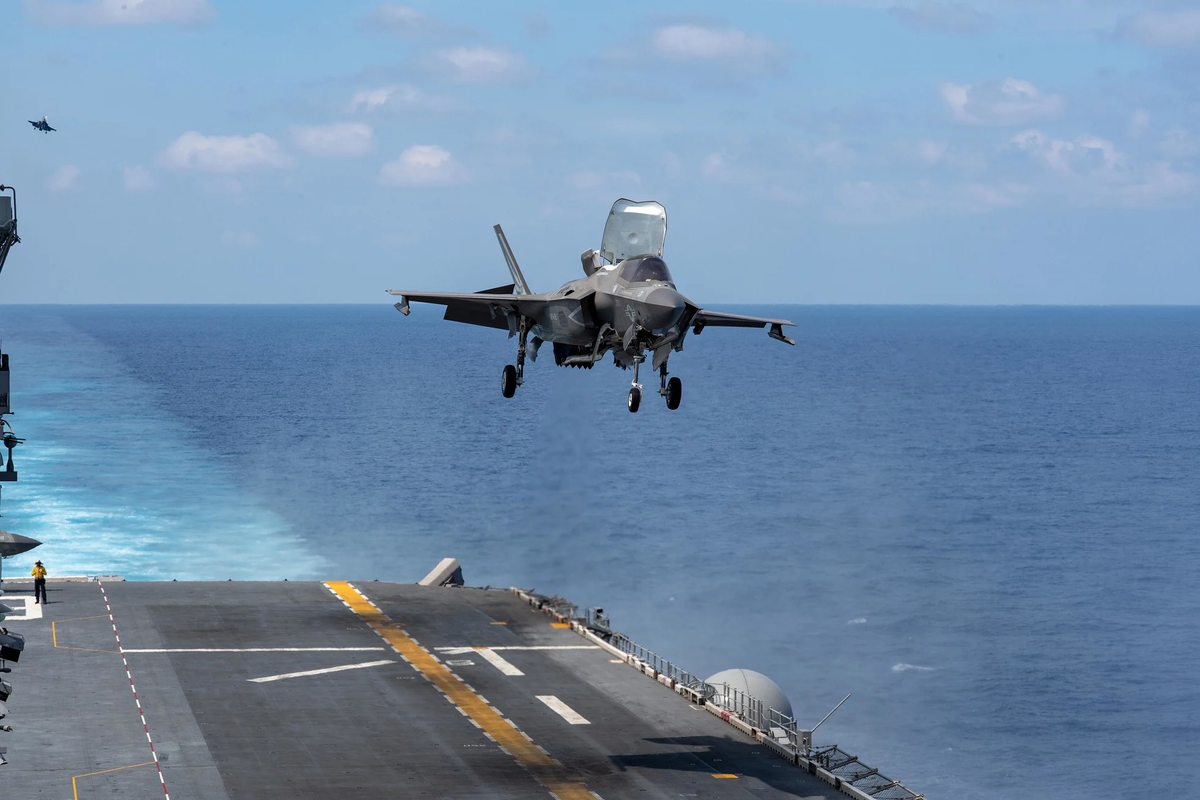 Đây là giải pháp khắc phục việc quân đội Trung Quốc chưa sở hữu tiêm kích tương đương F-35B của Mỹ, mẫu chiến đấu cơ có thể cất cánh trên đường băng ngắn và hạ cánh thẳng đứng (STOVL). Ảnh: Máy bay F-35B hạ cánh trên tàu đổ bộ trực thăng của Hải quân Mỹ - Nguồn: Hải quân Mỹ